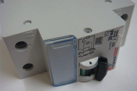 Осмотр корпуса дифавтомата