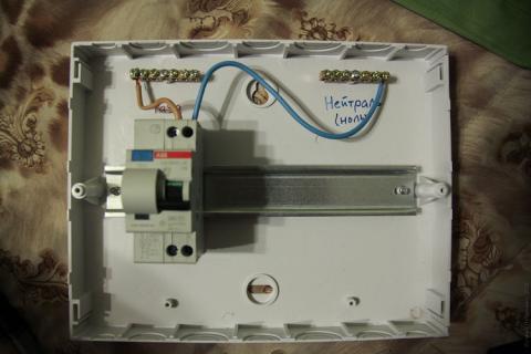 Устанавливаем дифавтомат на DIN-рейку